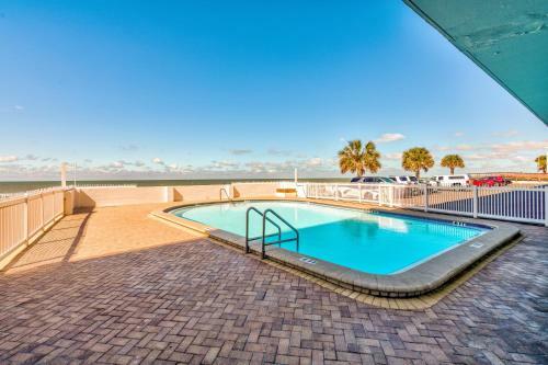 Sunset Chateau 511 Beachfront Condo, Amazing Updates, Pool, Bbq