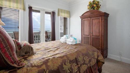 Villa Shell-a-bration - Beautiful Home With Private Pool & Hot Tub!