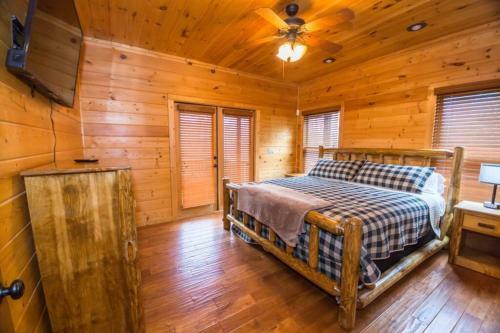 Christmas Lodge-secluded Near Downtown Blue Ridge