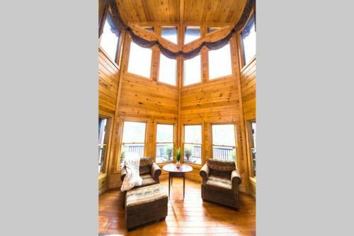 Christmas Lodge-secluded Near Downtown Blue Ridge