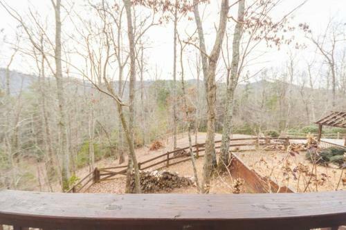 Christmas Lodge-secluded Near Downtown Blue Ridge