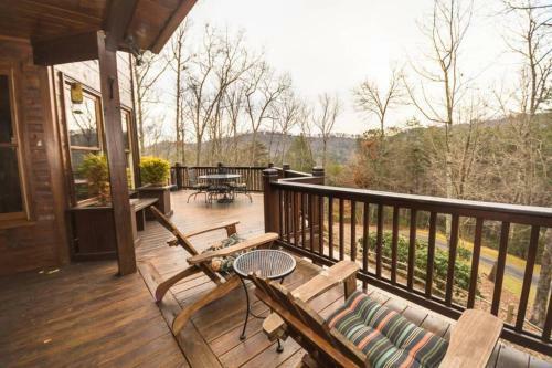 Christmas Lodge-secluded Near Downtown Blue Ridge