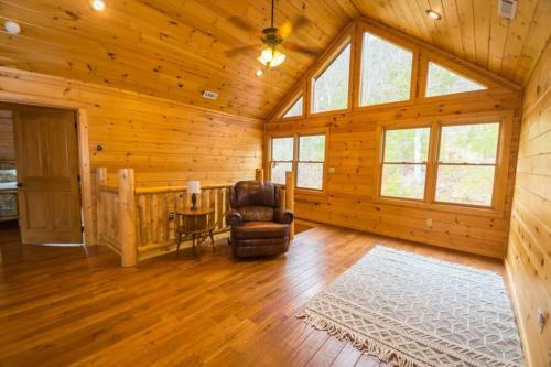 Christmas Lodge-secluded Near Downtown Blue Ridge