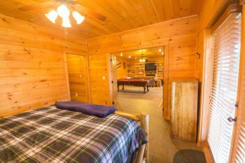 Christmas Lodge-secluded Near Downtown Blue Ridge