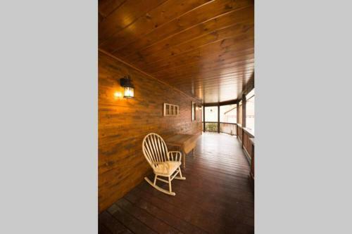 Christmas Lodge-secluded Near Downtown Blue Ridge