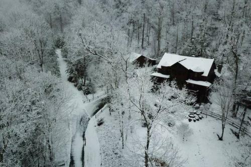 Christmas Lodge-secluded Near Downtown Blue Ridge