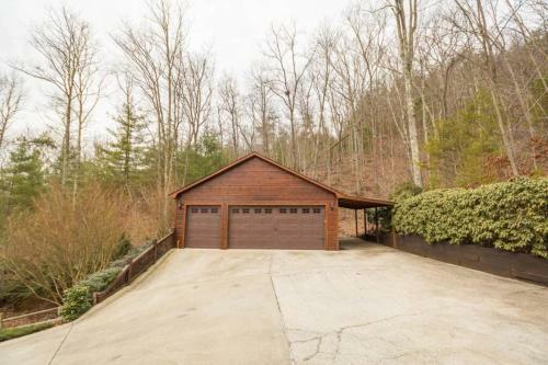 Christmas Lodge-secluded Near Downtown Blue Ridge