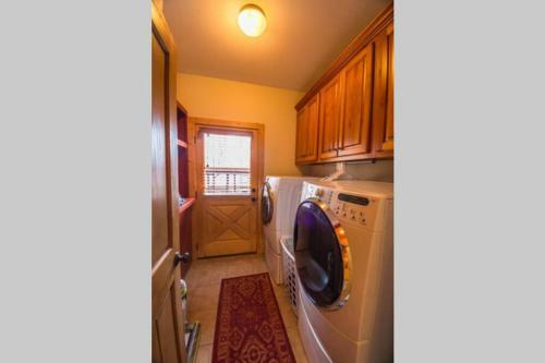 Christmas Lodge-secluded Near Downtown Blue Ridge