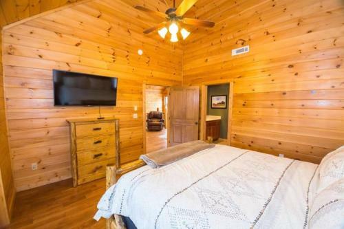 Christmas Lodge-secluded Near Downtown Blue Ridge