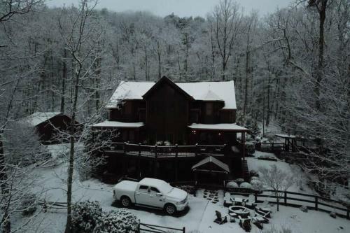 Christmas Lodge-secluded Near Downtown Blue Ridge
