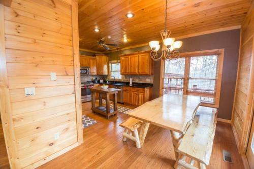 Christmas Lodge-secluded Near Downtown Blue Ridge