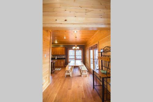 Christmas Lodge-secluded Near Downtown Blue Ridge