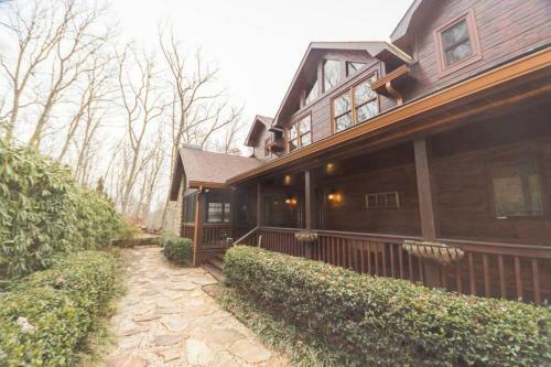 Christmas Lodge-secluded Near Downtown Blue Ridge