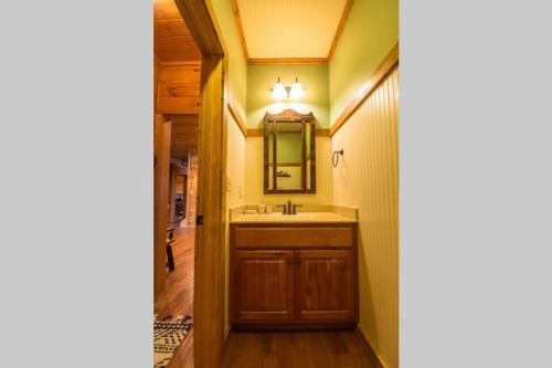 Christmas Lodge-secluded Near Downtown Blue Ridge
