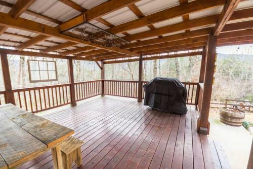 Christmas Lodge-secluded Near Downtown Blue Ridge