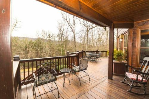 Christmas Lodge-secluded Near Downtown Blue Ridge