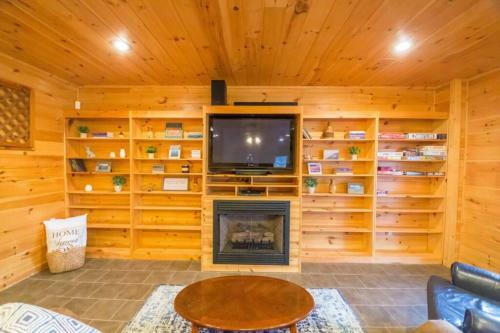 Christmas Lodge-secluded Near Downtown Blue Ridge