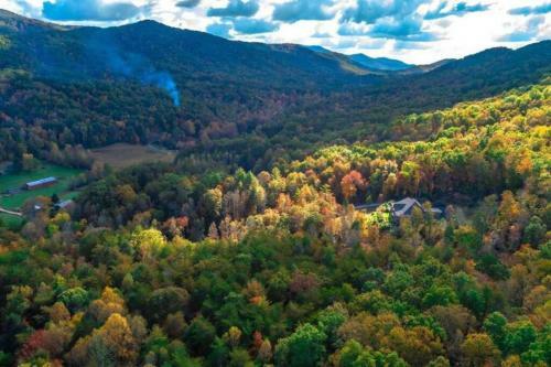 Christmas Lodge-secluded Near Downtown Blue Ridge