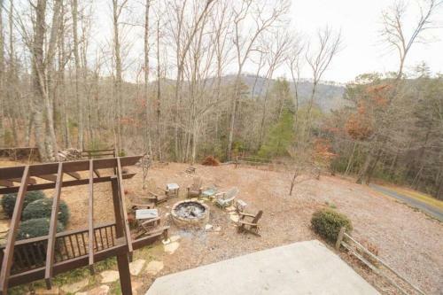Christmas Lodge-secluded Near Downtown Blue Ridge