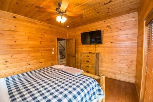 Christmas Lodge-secluded Near Downtown Blue Ridge