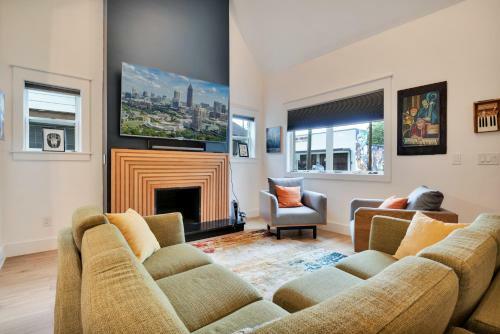 Elegant City Getaway With King Beds And Luxe Bath!