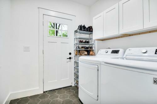 Elegant City Getaway With King Beds And Luxe Bath!