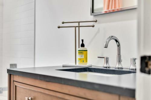 Elegant City Getaway With King Beds And Luxe Bath!