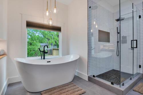 Elegant City Getaway With King Beds And Luxe Bath!