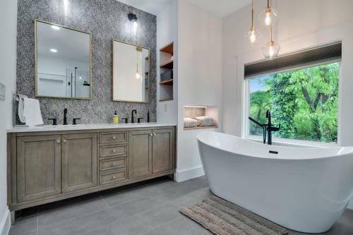 Elegant City Getaway With King Beds And Luxe Bath!