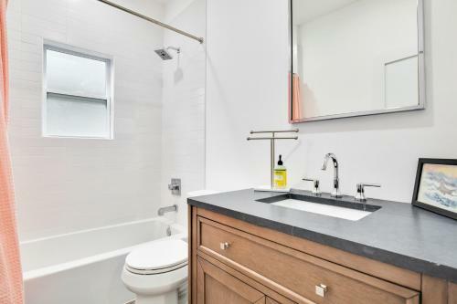 Elegant City Getaway With King Beds And Luxe Bath!