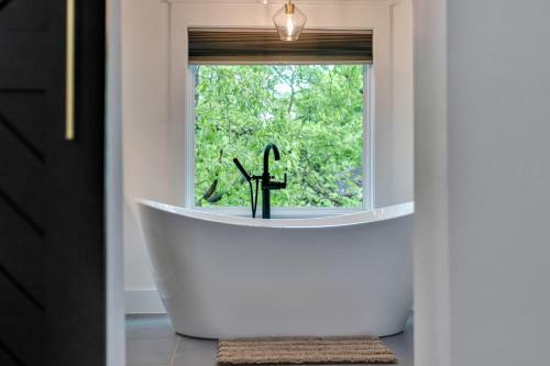 Elegant City Getaway With King Beds And Luxe Bath!