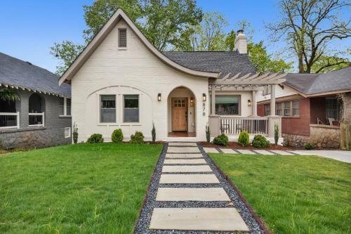 Elegant City Getaway With King Beds And Luxe Bath!