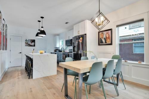 Elegant City Getaway With King Beds And Luxe Bath!