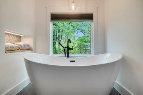 Elegant City Getaway With King Beds And Luxe Bath!