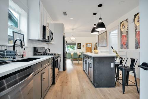 Elegant City Getaway With King Beds And Luxe Bath!