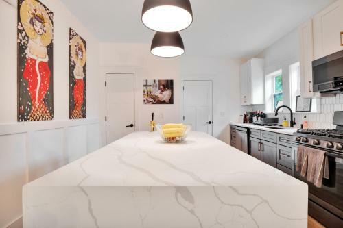 Elegant City Getaway With King Beds And Luxe Bath!