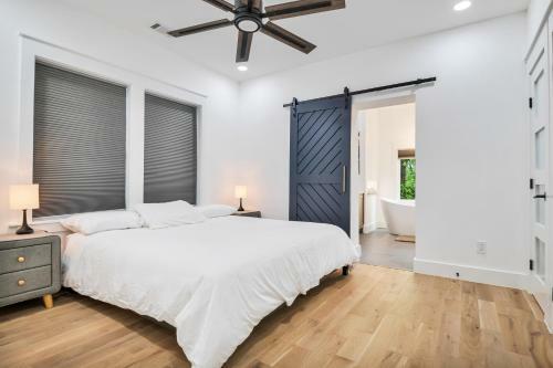 Elegant City Getaway With King Beds And Luxe Bath!