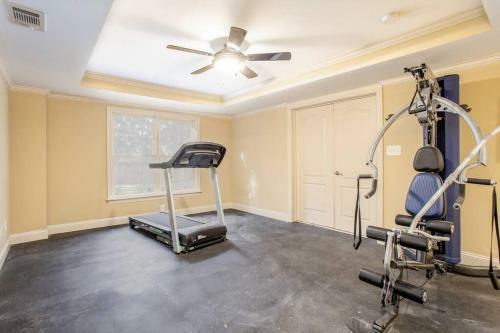 Beautiful 5br 5ba With Hot Tub In Sandy Springs