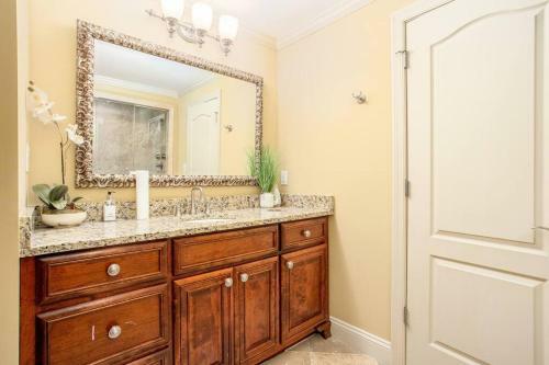Beautiful 5br 5ba With Hot Tub In Sandy Springs