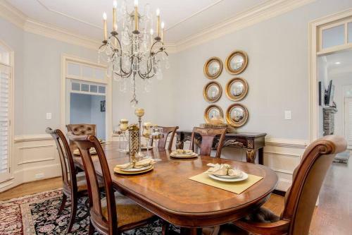 Beautiful 5br 5ba With Hot Tub In Sandy Springs