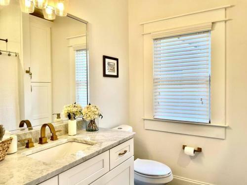 Modern 4br 2ba Home W/ Porch Swing - Walk&bike Atl