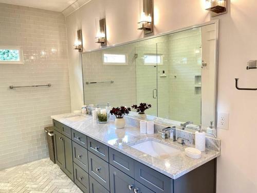 Modern 4br 2ba Home W/ Porch Swing - Walk&bike Atl