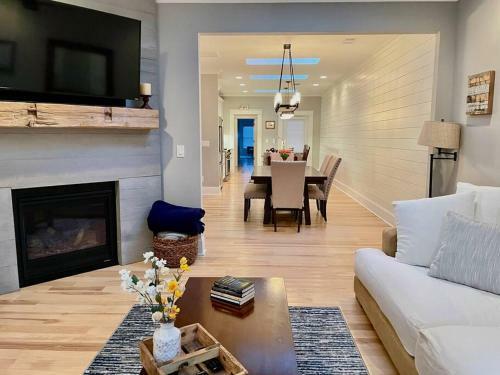 Modern 4br 2ba Home W/ Porch Swing - Walk&bike Atl