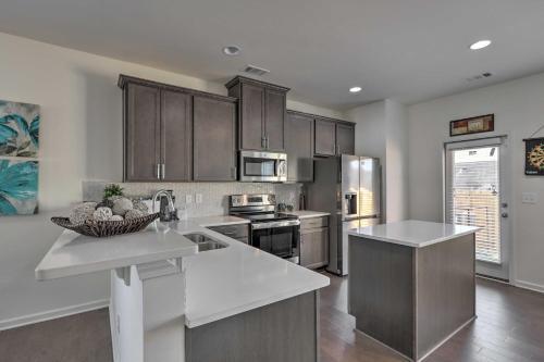 Atlanta Townhome With Patio, Grill And Fireplace