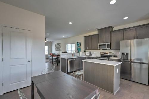 Atlanta Townhome With Patio, Grill And Fireplace
