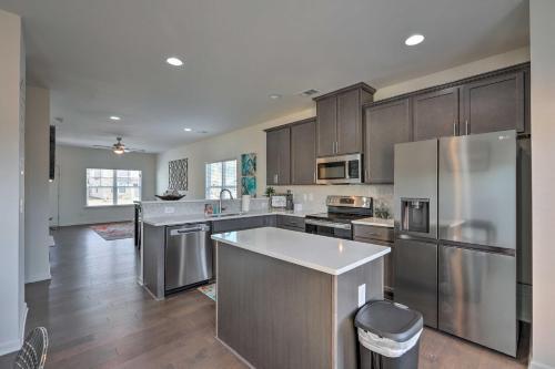 Atlanta Townhome With Patio, Grill And Fireplace
