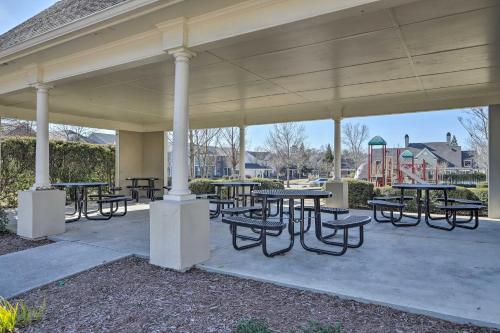 Atlanta Townhome With Patio, Grill And Fireplace