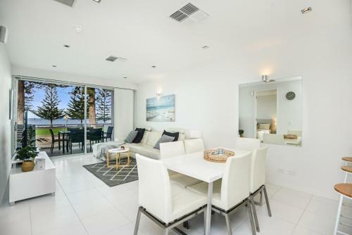 Luxury Beachfront Apartment At The Breeze - Free Wifi