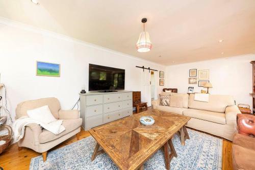 Katandra Homestead: Old World Charm On Wallis Lake