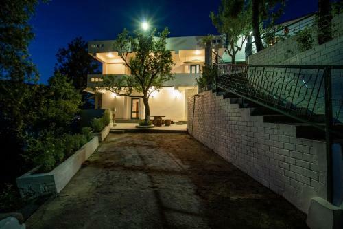 Lakoum Bliss, A Pet Friendly 3bhk With Mountain View